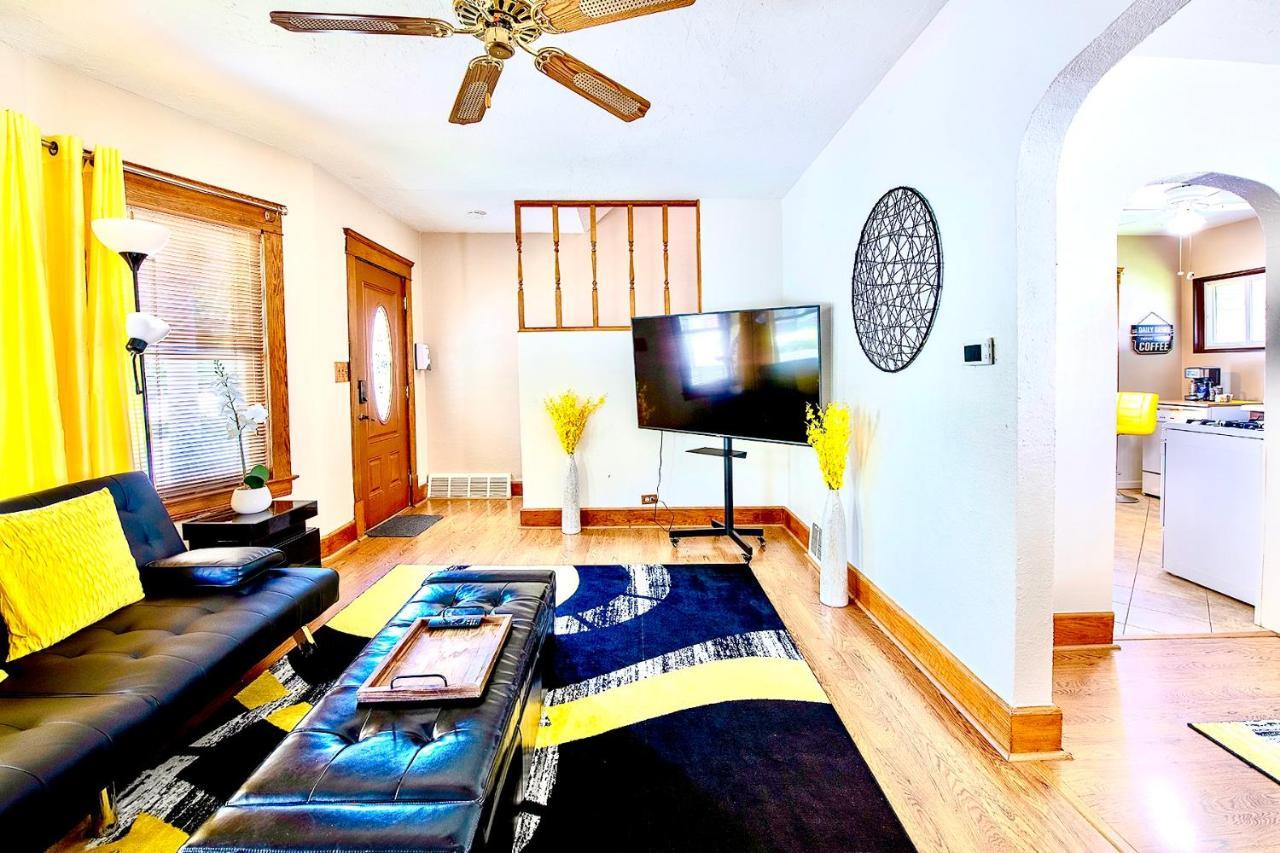 The Amber Retreat - Brooklyn Centre Comfort - Charming Space For Families, Couples & Business Travelers Near Downtown - With 300Mb Wifi, Parking & Self Check-In Cleveland Ngoại thất bức ảnh