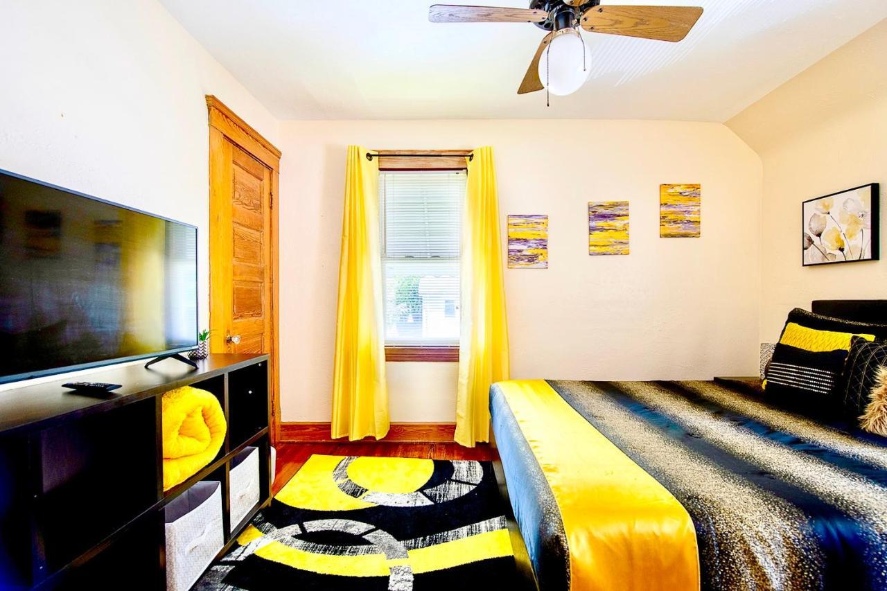 The Amber Retreat - Brooklyn Centre Comfort - Charming Space For Families, Couples & Business Travelers Near Downtown - With 300Mb Wifi, Parking & Self Check-In Cleveland Ngoại thất bức ảnh