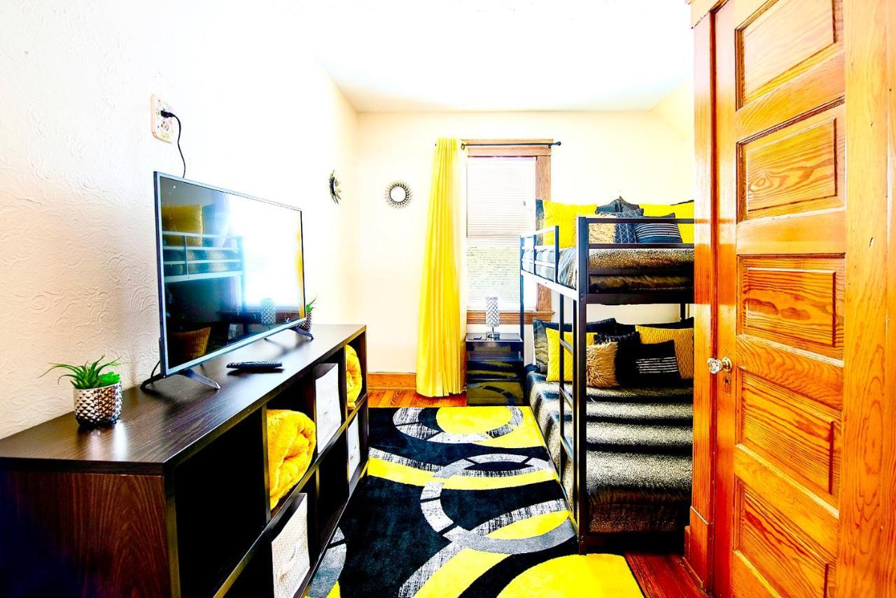 The Amber Retreat - Brooklyn Centre Comfort - Charming Space For Families, Couples & Business Travelers Near Downtown - With 300Mb Wifi, Parking & Self Check-In Cleveland Ngoại thất bức ảnh