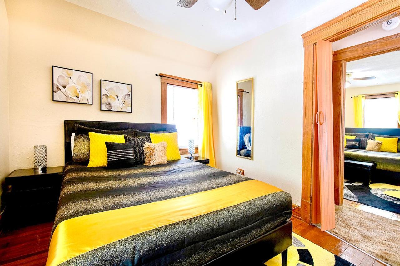 The Amber Retreat - Brooklyn Centre Comfort - Charming Space For Families, Couples & Business Travelers Near Downtown - With 300Mb Wifi, Parking & Self Check-In Cleveland Ngoại thất bức ảnh